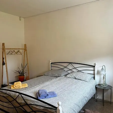 Swallow לינה וארוחת בוקר